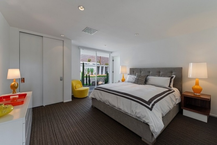 Biela ako izba-farebná-spálňa-sivá-posteľ-kráľovská rezidencia