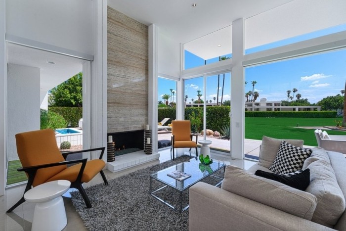 moderná-rezidencia-Kings-H3K-dizajn-lesklé-povrchy-prírodný-kameň-dlažba