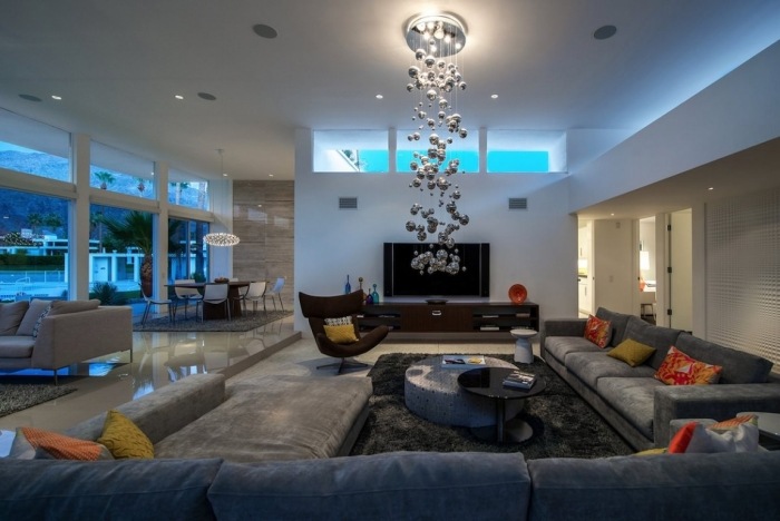 Biela-ako-izba-farba-obývačka-otvorený-dizajn-svetelná inštalácia