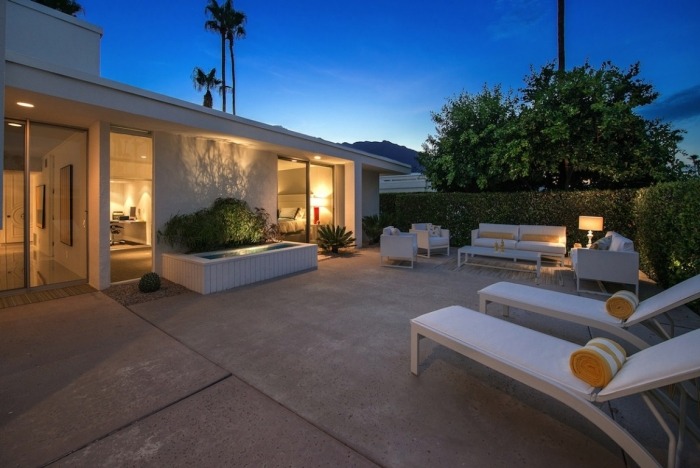 vonkajšie-salónik-ležadlá-funkcie-biela-voda-jemné osvetlenie