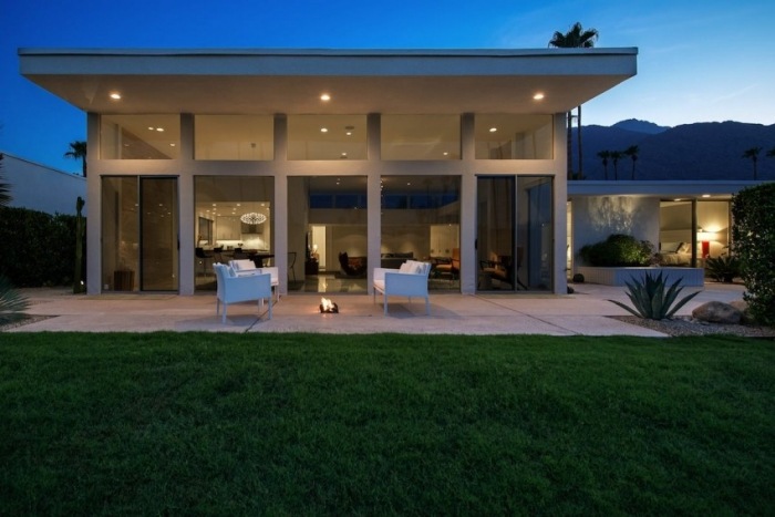 Výhľad na kopcovitú krajinu s modernými nehnuteľnosťami a vnútorným nádvorím