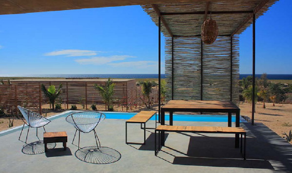 Plážový bungalov v Mexiku - stôl