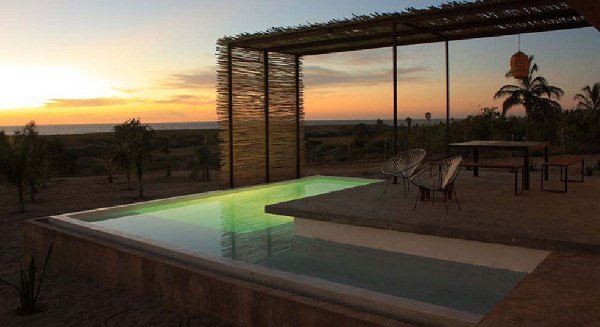 Plážový bungalov v Mexiku večer