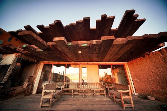 plážový dom priamo pri mori terasa zastrešenie lavičiek z drevených lamiel plážový dom morská terasa zastrešenie drevených lamiel lavičky