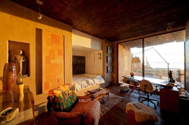 drevený plážový dom interiér spálňa kancelárska časť panoramatické okno drevený pobrežný dom interiér spálňa kancelárska časť panoramatické okno