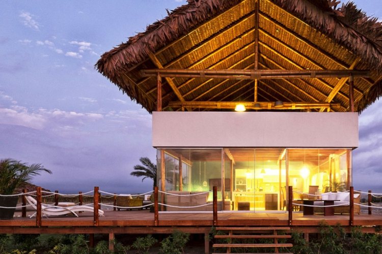 plážový dom predná terasa došková strecha nápad na dizajn dreva prázdninový dom