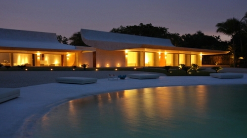 Plážový dom so zaoblenou strechou -vpredu