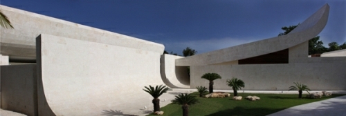 moderný plážový dom so zaoblenou strechou - bočný