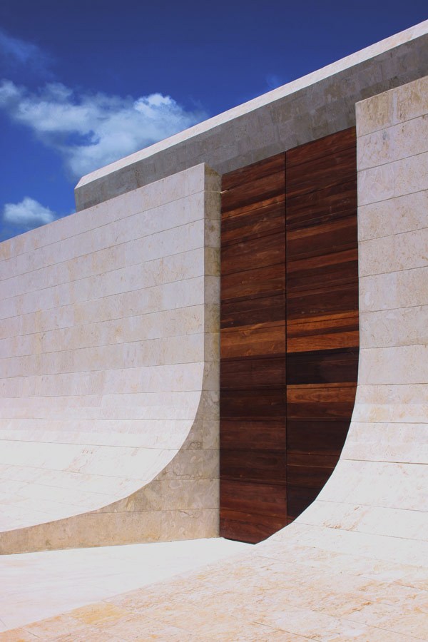 Innovavites plážový dom so zaoblenou strechou - dvere