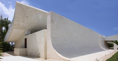 Plážový dom so zaoblenou strechou - fasáda