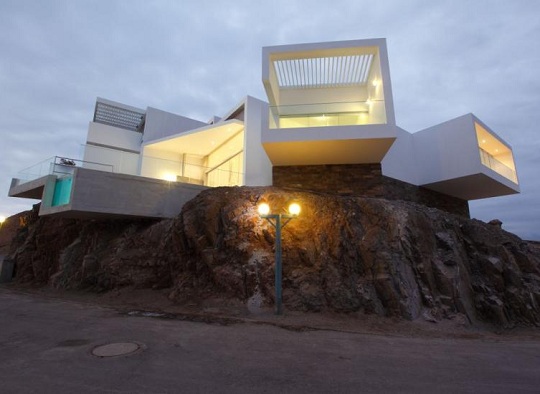 plážový dom-biela-fasáda-neobvyklá-architektúra