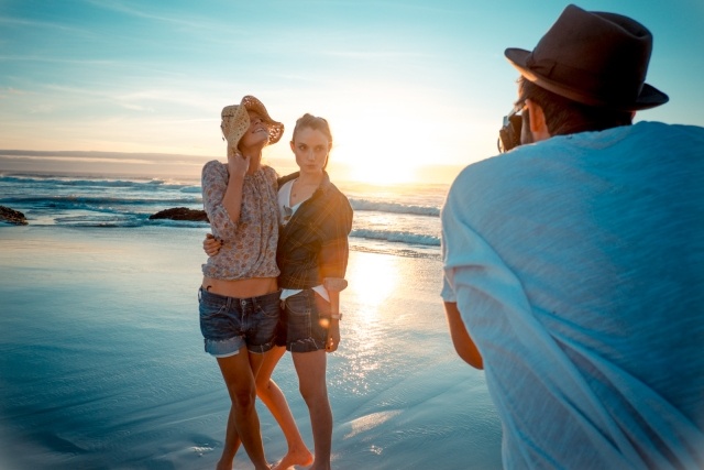 plážová móda-denim-nohavice-košele-plážový klobúk