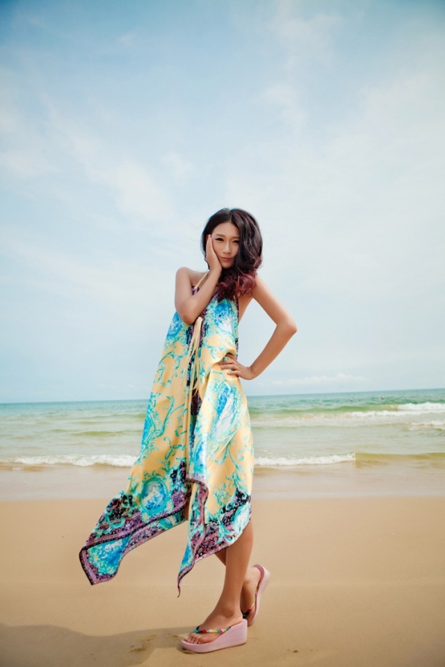 plážové šaty-modro-žlto-purpurové-sandále-hrubé podrážky