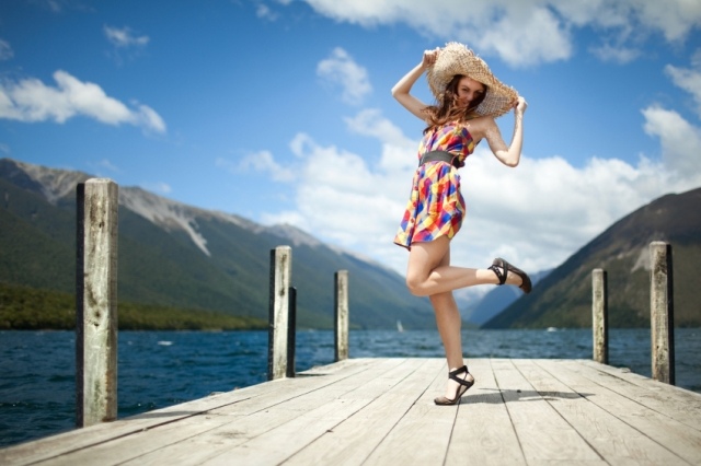 letný outfit-károvaná košeľa-šaty-slamený klobúk