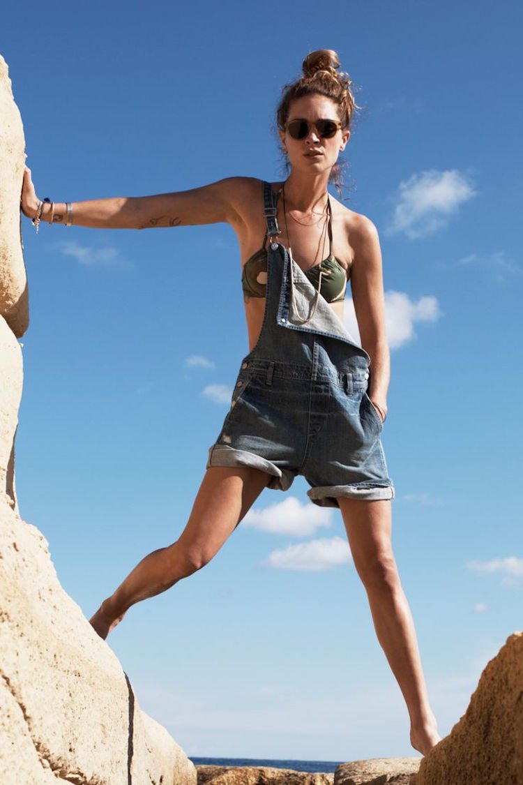 s džínsami na pláži je vždy in plážová móda-dámske rifle-overal-krátky-ležérny-mladistvý