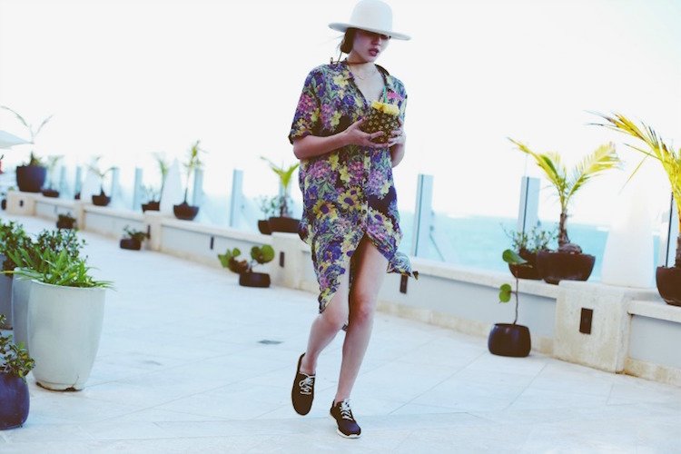 veselé farby a kvetinové motívy sú v lete vždy obľúbené plážová móda-dámy-hembd-blúzka-kvetinové-motívy-farba-tunika