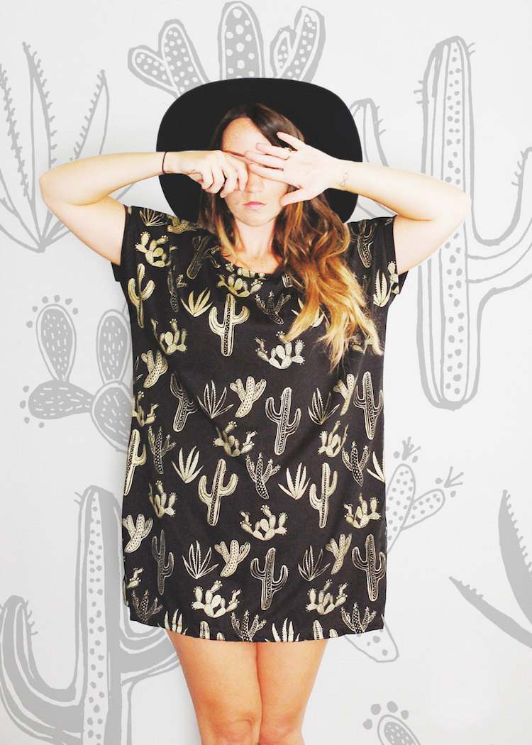 Nadrozmerné tričko ako šaty na pláž Plážové oblečenie-dámske tričko-oversize-šaty-čierne-motívy