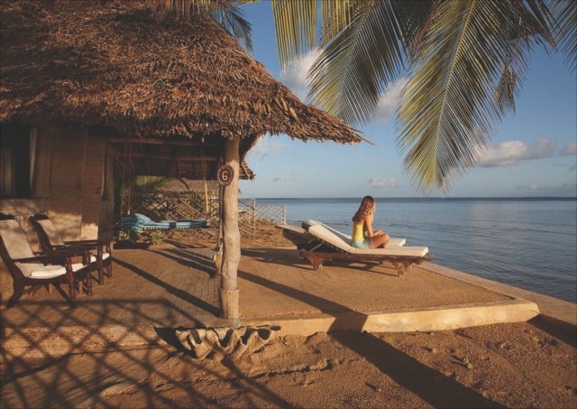 Dovolenka na ostrove Manda - Odpočinok priamo pri mori Manda-Bay-prázdniny-dievčatá-pláž-hotel