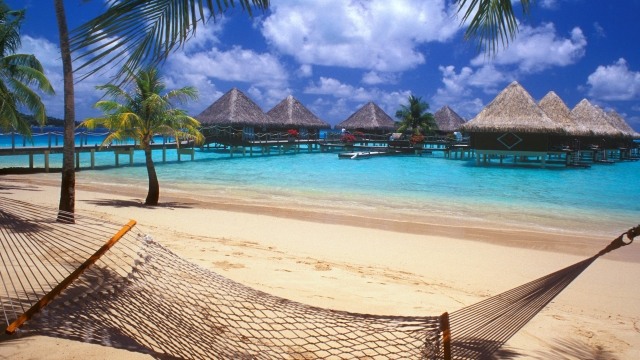 Matira-Pláž-Bora-Bora-model-pláž