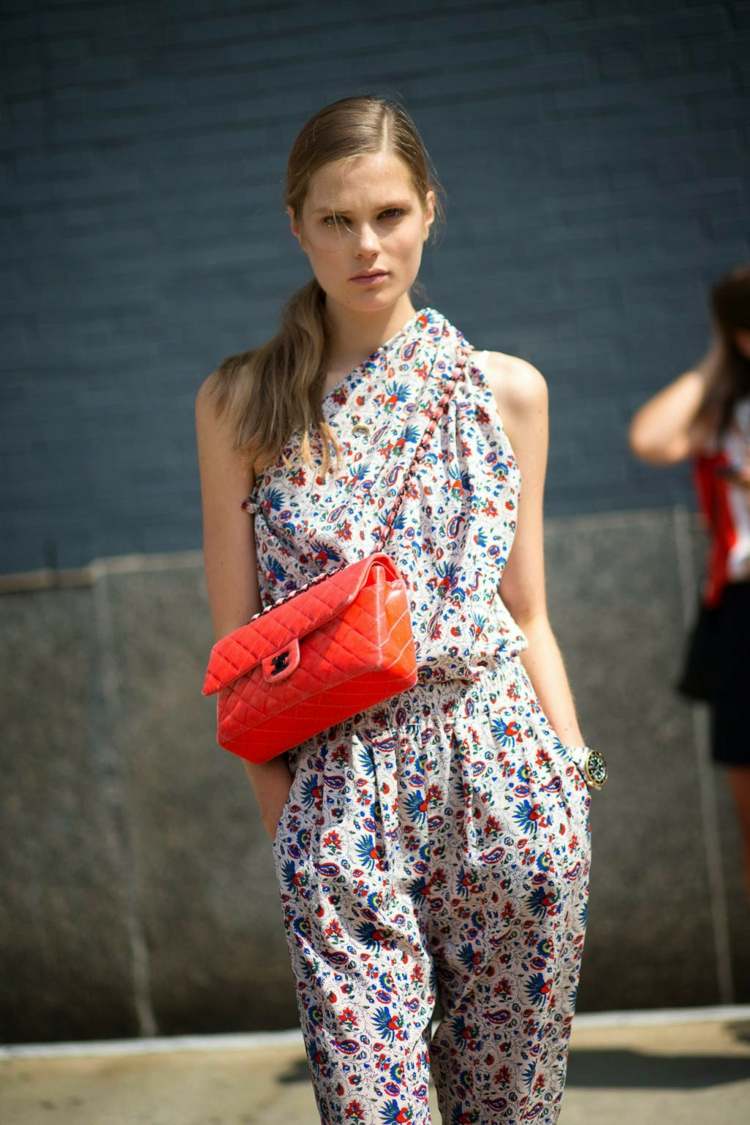 Ležérny outfit v pouličnom štýle pozostávajúci z nohavicového kostýmu vyrobeného v jasných farbách nohavice oblek motívy jarný vzhľad móda dámska kabelka červená