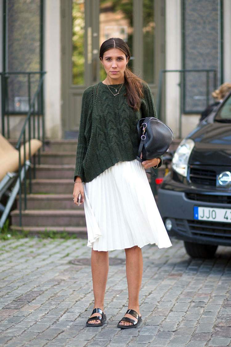 Retro štýl s bielou skladanou sukňou a zeleným pleteným svetrom ležérny outfit nápad rock biely pulóver pončo zelená módny štýl