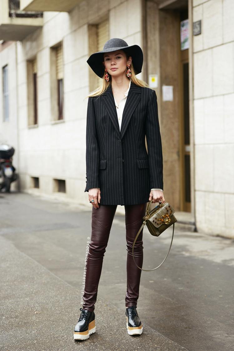 Street style fashion - hnedé kožené nohavice kombinované s elegantnou bundou, retro topánkami a klobúkom kožené nohavice hnedá bunda klobúk street style topánky 60. roky