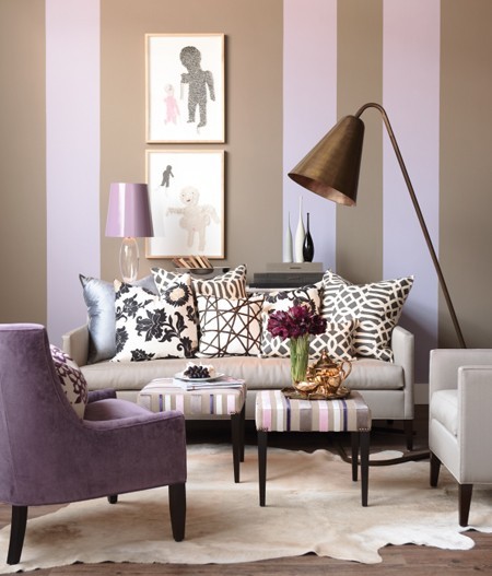 obývacia izba fialovo-svetlo-hnedé-pruhy