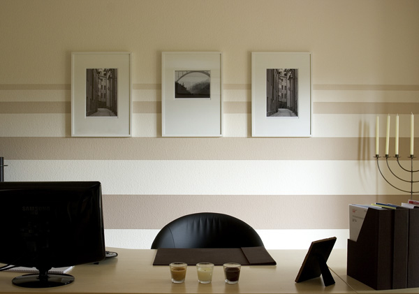 béžové pruhy na stene