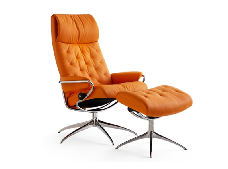 Bezstresové-Metro-elegantné-kožené-kreslo-dizajn-jasné-línie-chróm-rám-ekornes