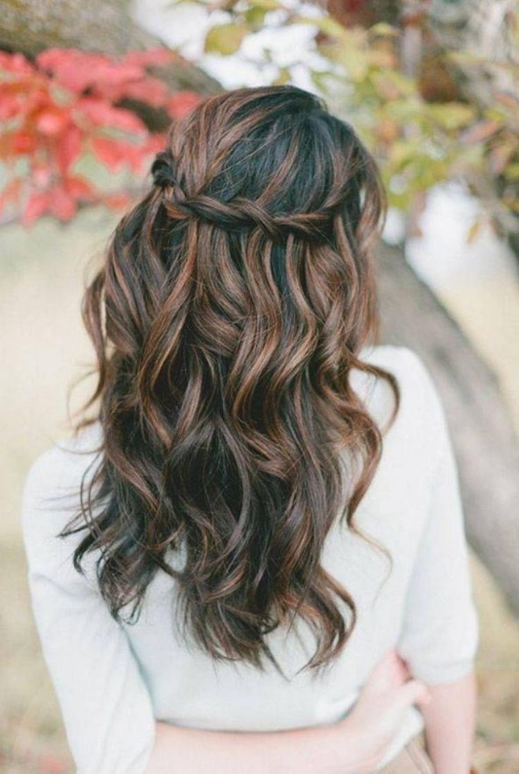 hnedé odlesky na dlhých vlasoch - Waterfall Braid Urob si sám-urob si-svoje-hnedé-kudrlinky-kudrlinky s dlhými vlasmi