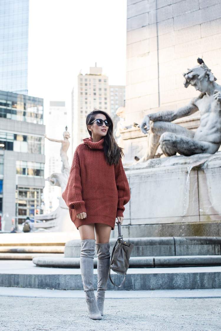 Mini pletené šaty kombinované k topánkam nad kolená trend 2020