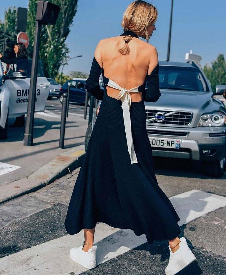 Kombinované šaty na chrbte s bielymi teniskami na jeseň