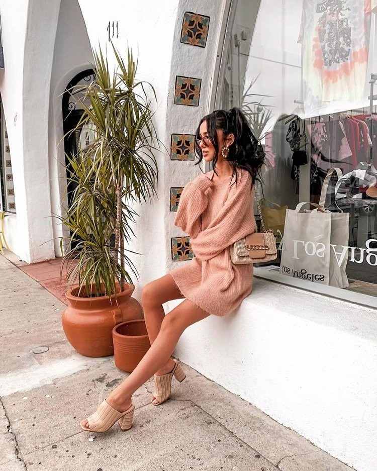 Mini pletené šaty kombinujú nápady jesenného oblečenia do kancelárie