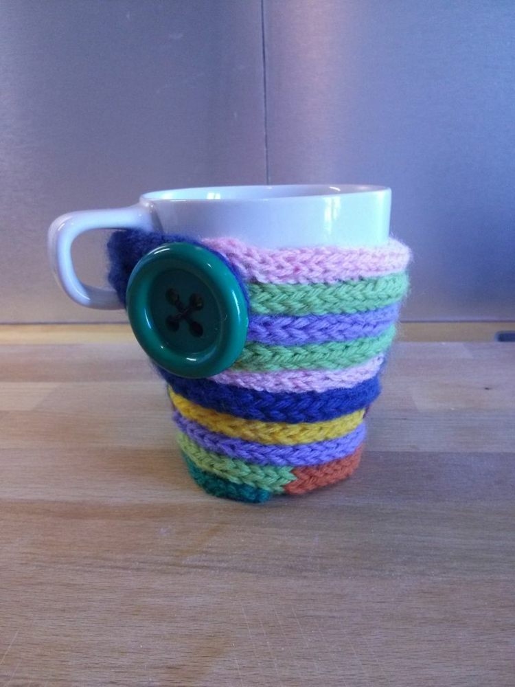 pletená látka-nápady-ohrievač šálok-urob si sám-gombíkový akcent