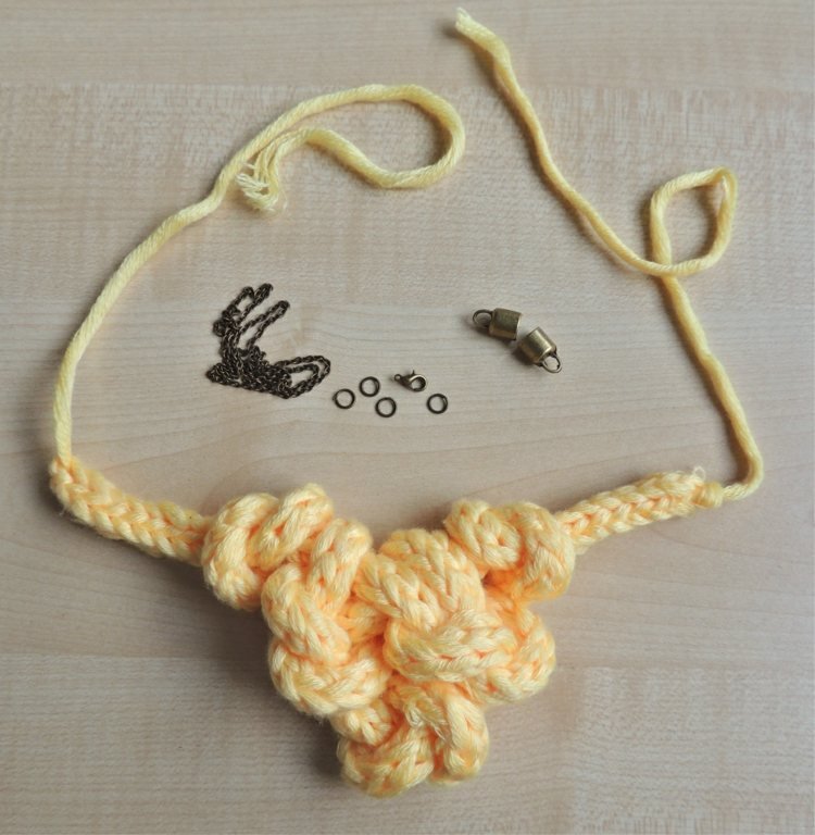nápady na pletenie-šperky-retiazka-uzol-žltá farba