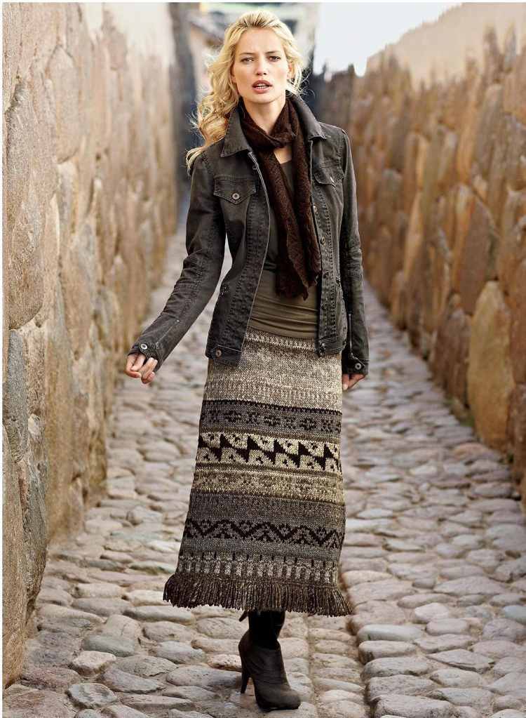 Maxi pletená sukňa so vzorom a strapcami k riflovej bunde a členkovým topánkam na podpätku