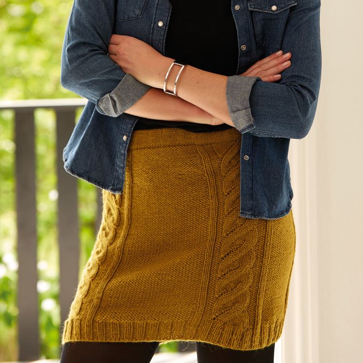 Mini pletená sukňa v okrovej žltej kombinácii s džínsovou košeľou na jeseň