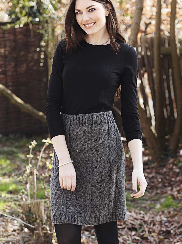 sivá pletená sukňa s čiernou blúzkou a nepriehľadnými pančuchami
