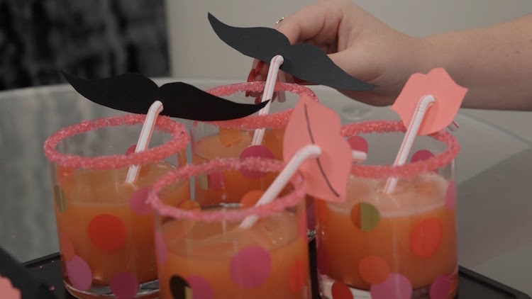 slama-ozdoba-drotarina-party-mustage-fousy-pery