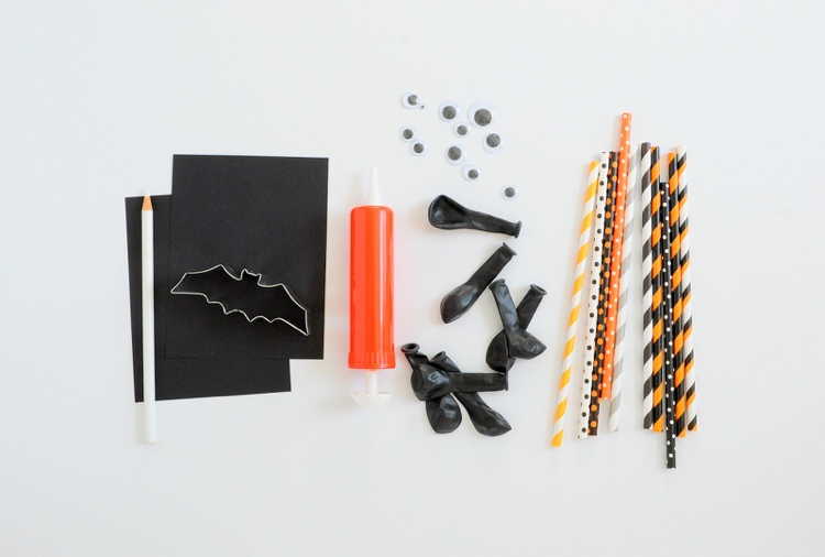 slamené dekorácie-drotárstvo-halloween-netopiere-čierno-biele materiály