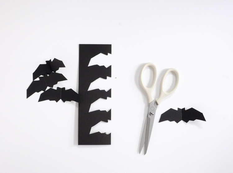 slamená dekorácia-drotár-párty-halloween-netopiere-vystrihnuté krídla