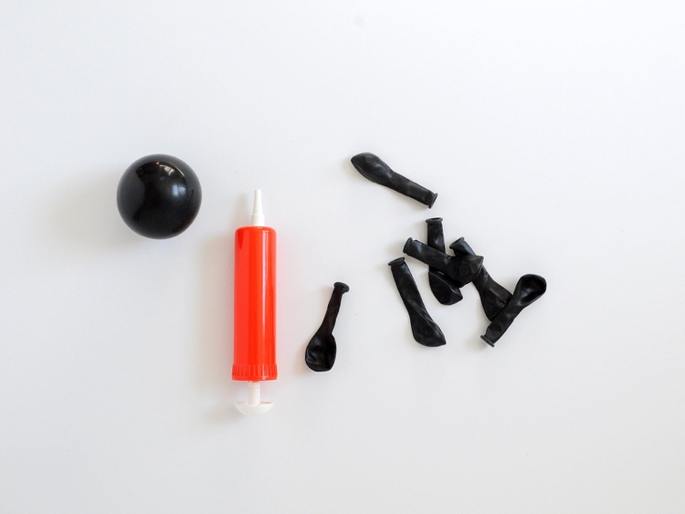 slamená dekorácia-drotár-párty-halloween-netopiere-balónová striekačka