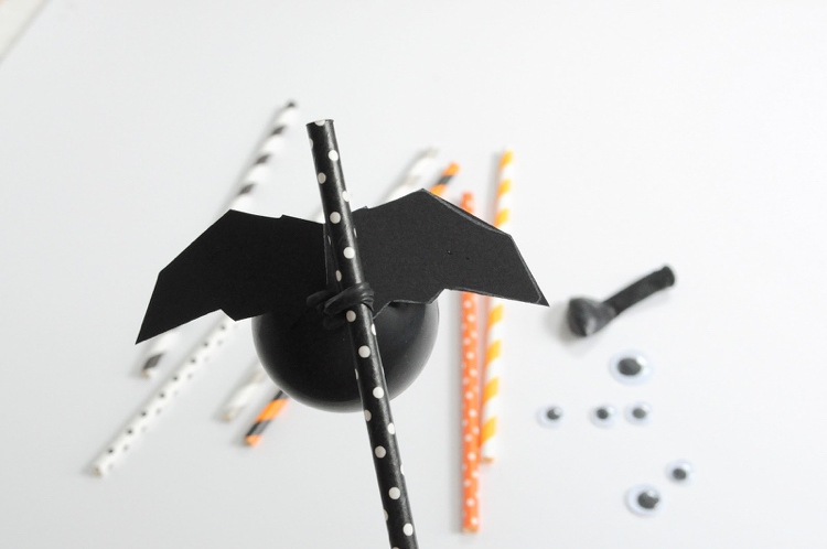 slamená dekorácia-drotár-párty-halloween-netopiere-čierno-biele