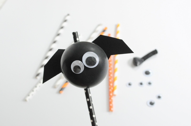 slama-dekoracia-drotarina-party-halloween-netopiere-krutit-oci-kridla