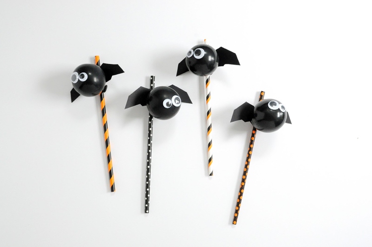 slamená dekorácia-drotárska párty-halloween-netopiere-vtipné-krútiť očami