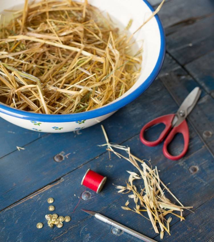 slamené hviezdy-drotár-materiály-namáčanie slamy