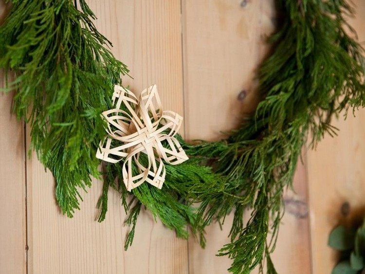 malé-slamené-hviezdičky-drotár-dekorácia-vianočný veniec