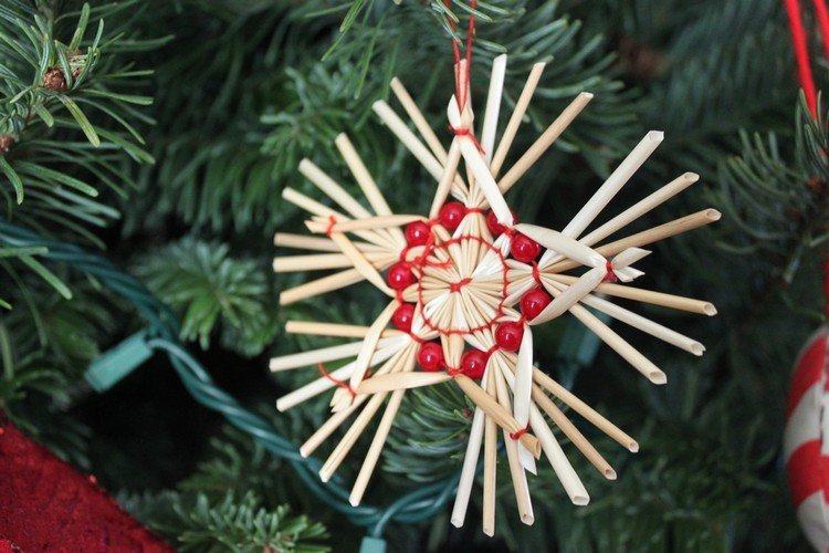 Slamené hviezdy sú ozdobou vianočného stromčeka