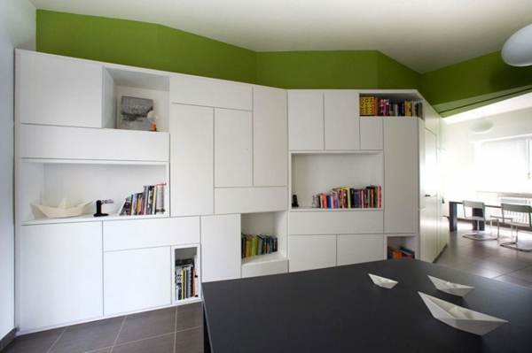 veľký interiér ateliéru na poličke