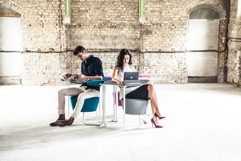 Kreslo s podrúčkami a oporným povrchom do kancelárie Opierka kresla-lakťová opierka-valčekový stôl-moderná